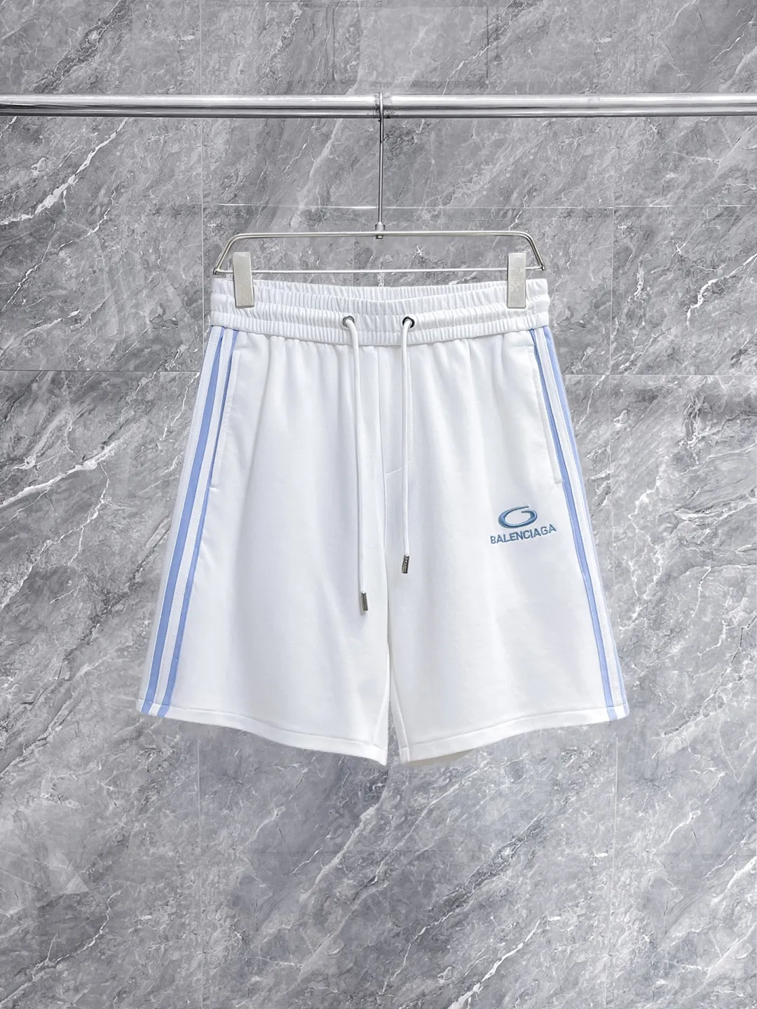 Balenciaga's three-standard complete 2026 summer New Arrival men's casual shorts, advanced custom-made Breathable fabric, Breathable fabric, extremely stretchy and comfortable, impeccable details, top-grade accessories, original logo design concept, delicate and soft feel! The upper body fit is awesome! Size: M-XXXL Please state your height and weight when ordering